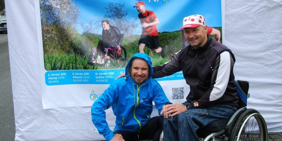 Nový český rekord padl! René Kujan pomáhá vozíčkářům – uběhl 22 maratonů a vystoupal na 7 vrcholů za 22 dní
