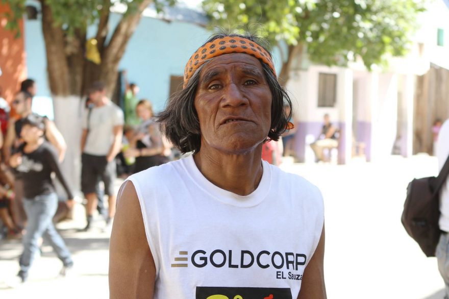 Tarahumarský závodník před startem