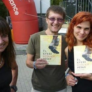Tereza (úplně vpravo) po doběhu do cíle Brněnského masakru – ultratrailu na 63 km