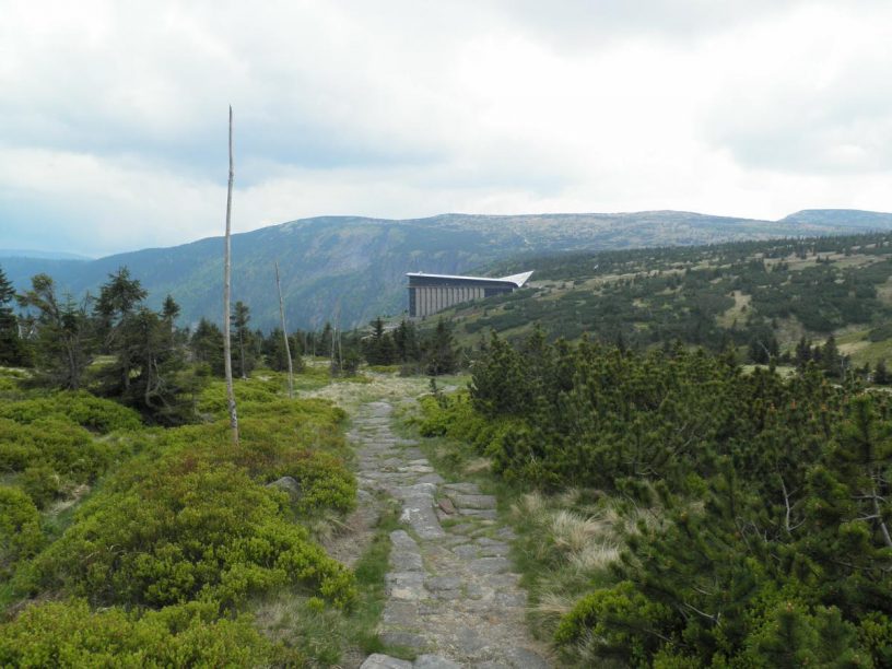 Labská bouda a stezka vedoucí od Sněžných jam. Horizont tvoří hora Kotel a Labský důl