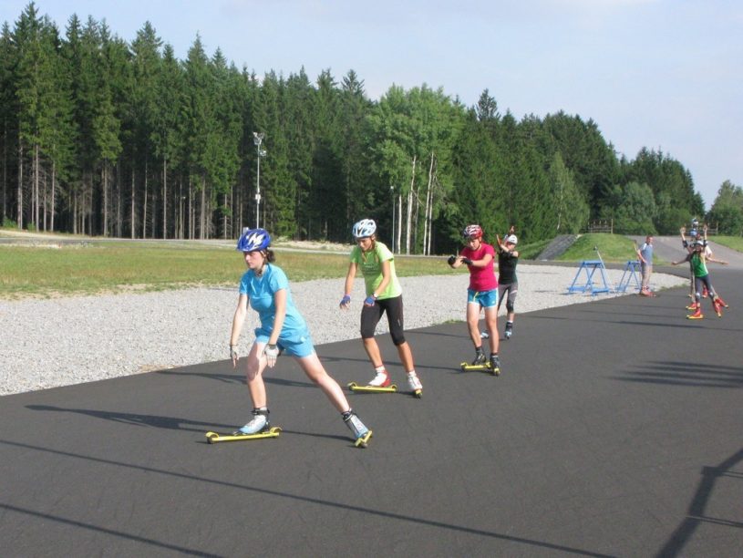 Jízda na kolečkových lyžích je všestranná disciplína, rozvíjí stabilitu, vytrvalost, rychlost i sílu (autor fotek: koleckovelyze.cz)