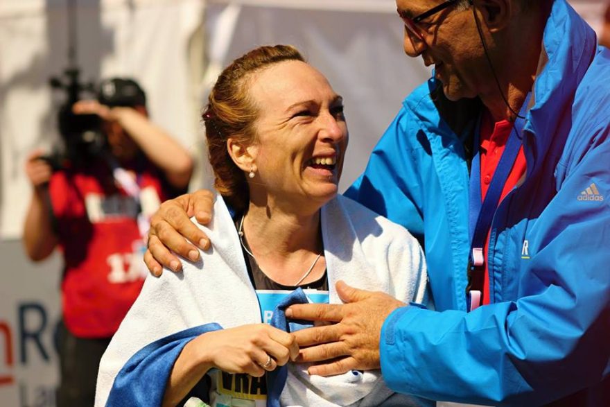 V cíli Pražského maratonu ji přivítal sám ředitel závodu Pablo Capalbo