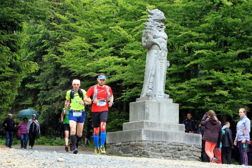 Běžci šli kolem sochy Radegasta na Radhošti