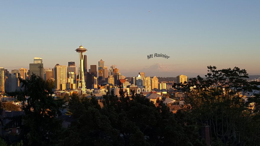 Seattle v pozadí s Mt. Rainier