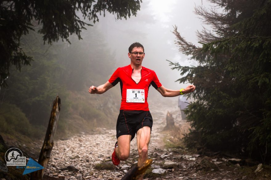 Na Winter SkyRace se opět sejde skyrunningová elita (Tomáš Lichý v seběhu na Ještěd SkyRace v dubnu)