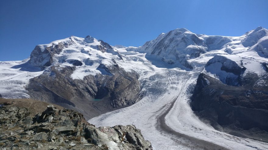 ledovce a vrcholky okolo Monte Rosy