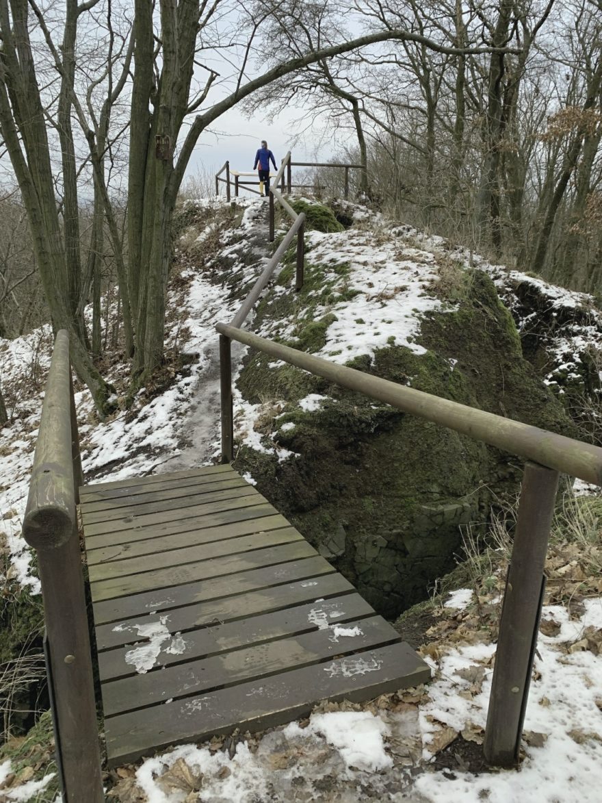 Na vrchol Dědka vás čeká i řada mostků a schodů.