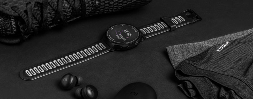 Oproti hodinkám Coros Pace Watch, z kterých nový model částečně vychází, nemají barometr